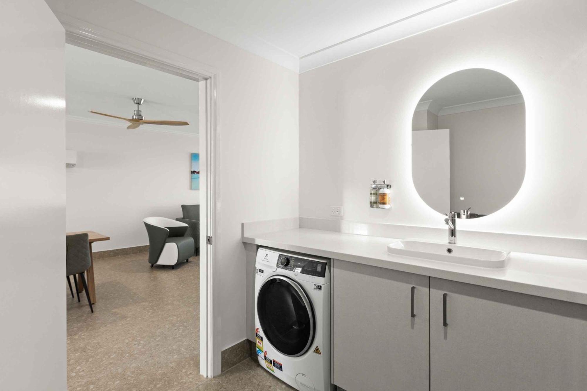 ברום Moonlight Bay Suites מראה חיצוני תמונה